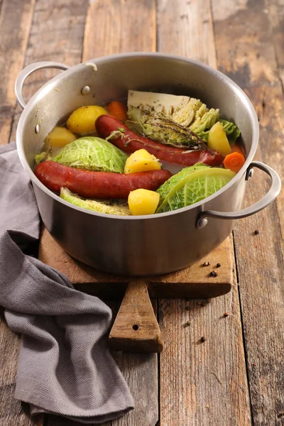 Sopa Caldo Com Repolho Salsichas Cenouras Batatas Panela Cozinha Mesa — Fotografia de Stock
