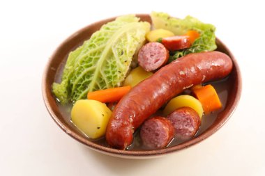 Ev yapımı sosis ve kahverengi kase sebze çorbası