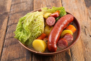 Ev yapımı sosis ve sebze çorbası