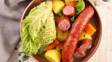 Ev yapımı sosis ve sebze çorbası