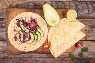 Tavuk ve avokado Taco