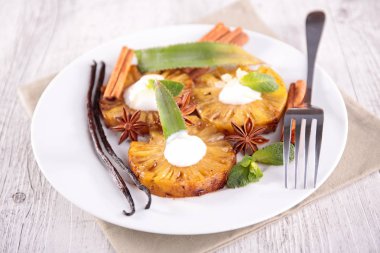 Yoğurt ve baharatlar ile ananas dilimleri