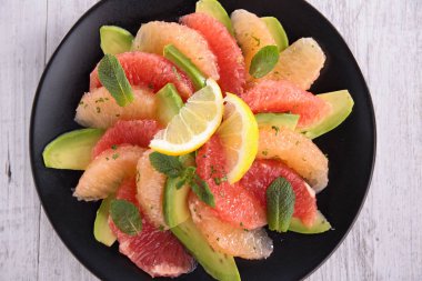 Graperfuit salata avokado, limon ve nane