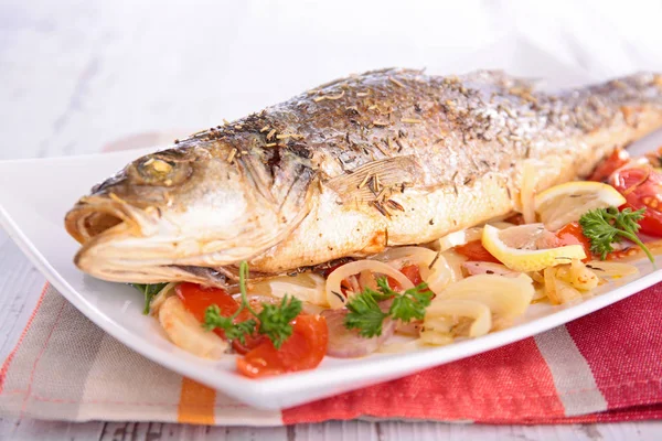 Pescado Horno Con Verduras — Foto de Stock