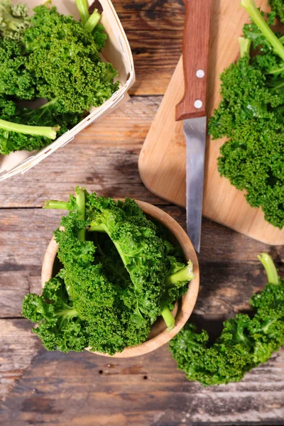 Råa Grönkål Lämnar Träbord — Stockfoto