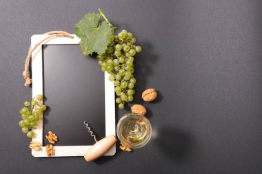 üzüm, ceviz, tirbuşon ve beyaz şarap ile yazı tahtası