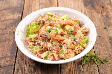 Quinoa, karides, avokado ve greyfurt yapılmış salata 