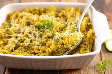 Pişmiş pirinç ve beyaz kase kabak