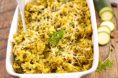 Pişmiş pirinç ve beyaz kase kabak