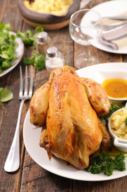 Kızarmış tavuk ve patates püresi ile ahşap masa yemek