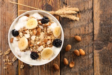 Yulaf ezmesi muz, çilek ve fındık, üstten görünüm