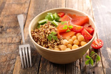 Karma somon salata çatalı kase nohut ile