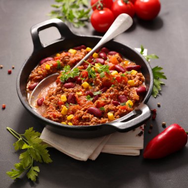 Chili con carne masada tencerede fasulye ile