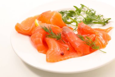 Füme somon fileto ve dereotu beyaz plaka üzerinde