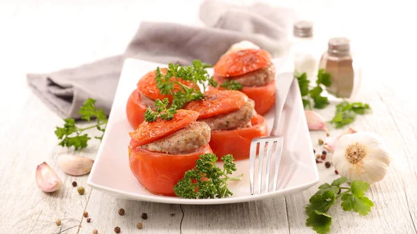 Tomates Rouges Farcies Boeuf Haché Servies Avec Persil — Photo