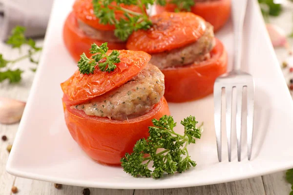 Tomates Rouges Farcies Boeuf Haché Servies Avec Persil — Photo