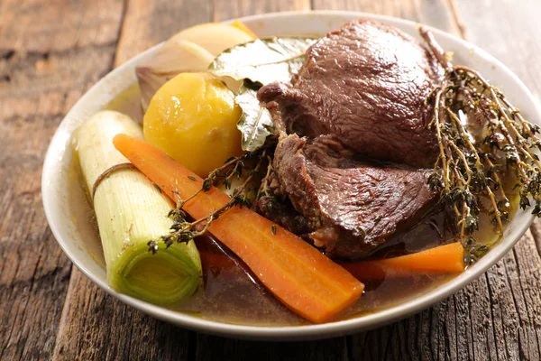 Caldo Carne Verduras Tazón Sobre Mesa Madera — Foto de Stock