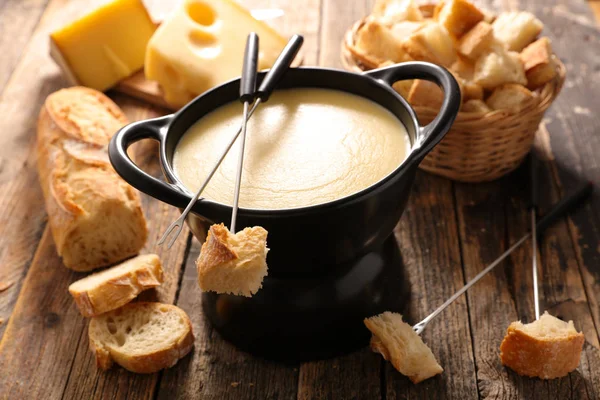 フランスパンのチーズフォンデュのクローズ アップ — ストック写真