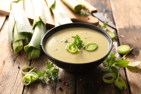 Zupa Krem Warzyw Por Zielony Misce — Zdjęcie stockowe
