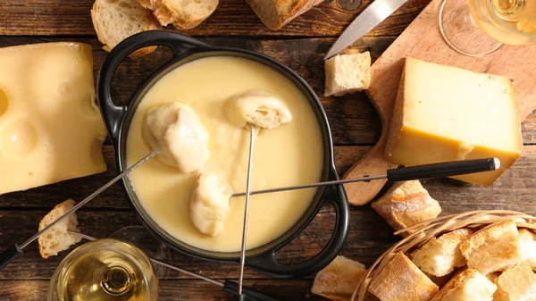 Fondue Queijo Com Vinho Pão Mesa Rústica — Fotografia de Stock