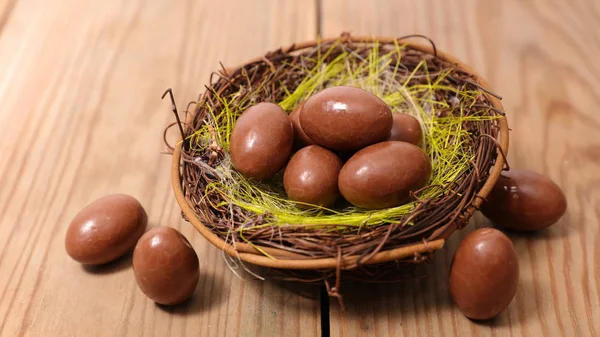 Uova Pasqua Cioccolato Nido Decorativo Sul Tavolo — Foto Stock