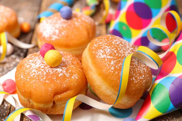 Donuts Unter Festlicher Dekoration Auf Dem Tisch Nahaufnahme — Stockfoto