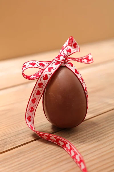 Decorated Chocolate Easter Egg String Bow — Stock Photo, Image