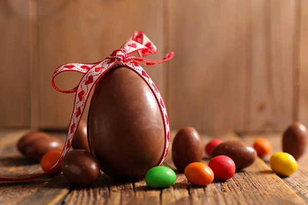 Διακόσμηση Σοκολατένια Πασχαλινά Αυγά Συμβολοσειρά Και Τόξο — Φωτογραφία Αρχείου