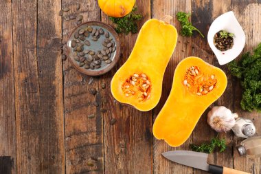 Taze kabak ve malzemeler ahşap arka plan üzerinde