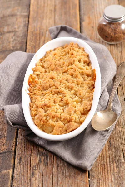 Keramikpfanne Mit Apfelkrümelkuchen Auf Rustikalem Holztisch — Stockfoto