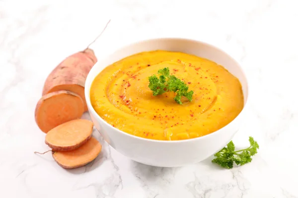 Soupe Patates Douces Aux Légumes Sur Table Blanche — Photo