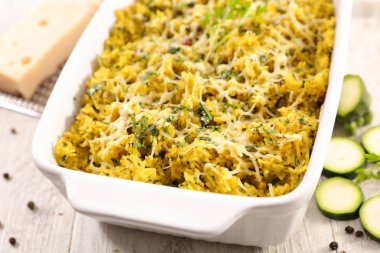 Pişmiş pirinç ve kase pişirme içinde kabak graten güveç