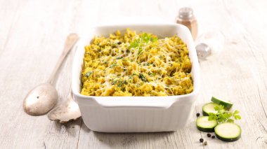 Pişmiş pirinç ve kase pişirme içinde kabak graten güveç