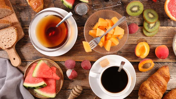 Kahvaltı Masası Ile Çay Kahve Kruvasan Meyve Üstten Görünüm — Stok fotoğraf