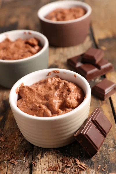 Heerlijke Chocolade Mousse Geserveerd Keramische Kommen — Stockfoto