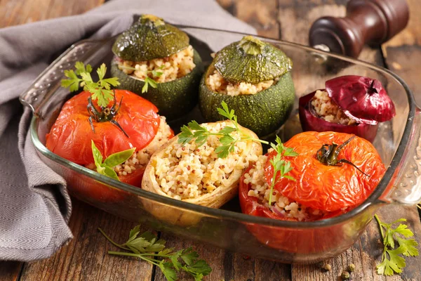 Tomates Recheados Abobrinha Cebola Legumes Batata Com Grãos — Fotografia de Stock