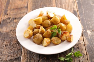 Kızarmış patates ve tabakta otlar