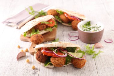 Pita sandviçler falafel ve sos ile
