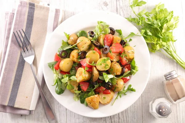 Gemischter Kartoffeln Gemüse Salat Auf Teller Serviert — Stockfoto