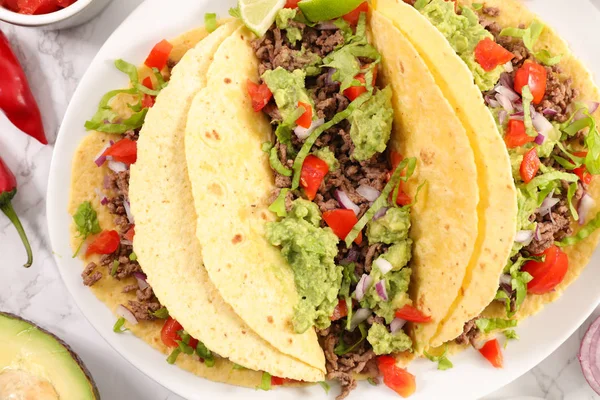 Tacos Hovězím Masem Avokádem Rajčaty Podávané Talíř — Stock fotografie