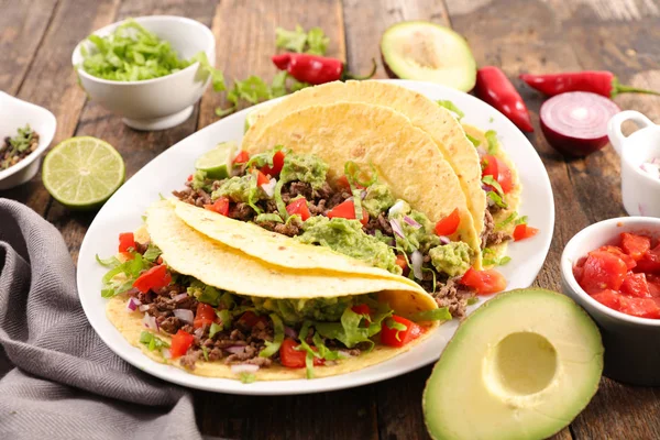 Tacos Con Carne Res Aguacate Tomates Servidos Plato — Foto de Stock