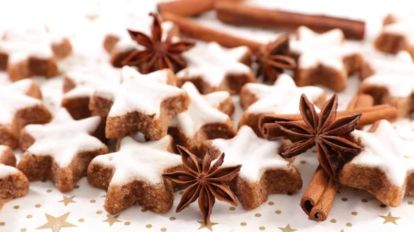 星とスパイスの形でクリスマスのジンジャーブレッドのクッキー — ストック写真