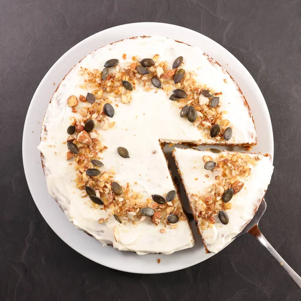 Gâteau Aux Carottes Avec Tranche Coupée Sur Assiette Vue Dessus — Photo