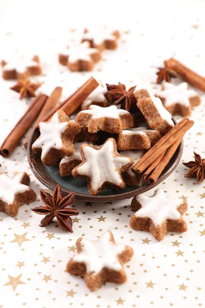 Weihnachten Lebkuchen Form Von Sternen Und Gewürzen — Stockfoto