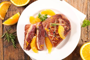 Kızarmış ördek göğsü portakal dilimleri ile