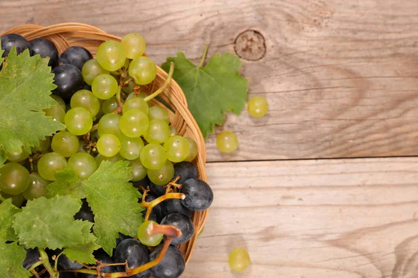 Uvas Vermelhas Brancas Com Folhas Verdes Mesa Madeira — Fotografia de Stock