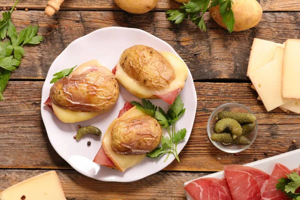 Kartoffel Raclette Käse Auf Teller Der Nähe Von Zutaten — Stockfoto