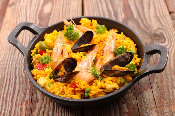 Paella Karides Ahşap Masa Üzerinde Istiridye Ile — Stok fotoğraf