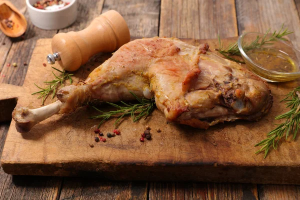 Close View Grilled Duck Leg Cutting Board — Stock Photo, Image