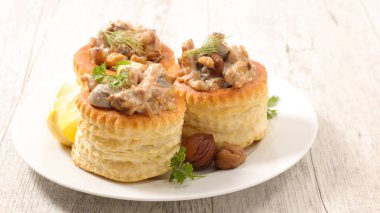 vol au vent rustik ahşap masa üzerinde plaka 